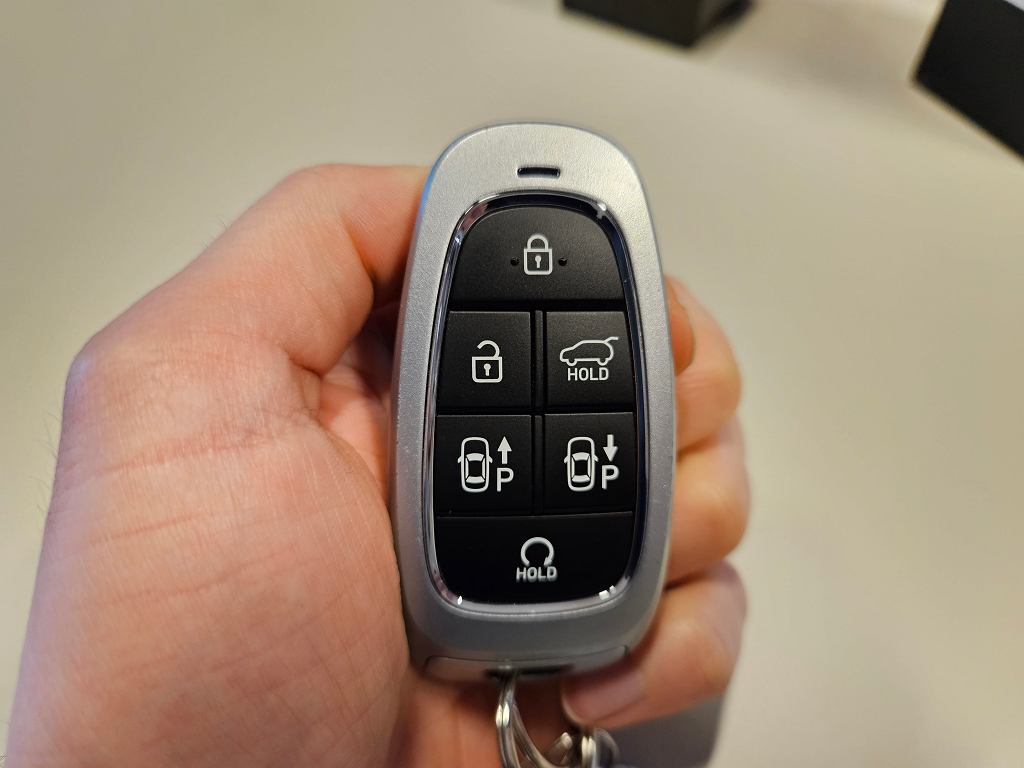 Неожиданные последствия санкций против России. Volvo увольняет российских водителей