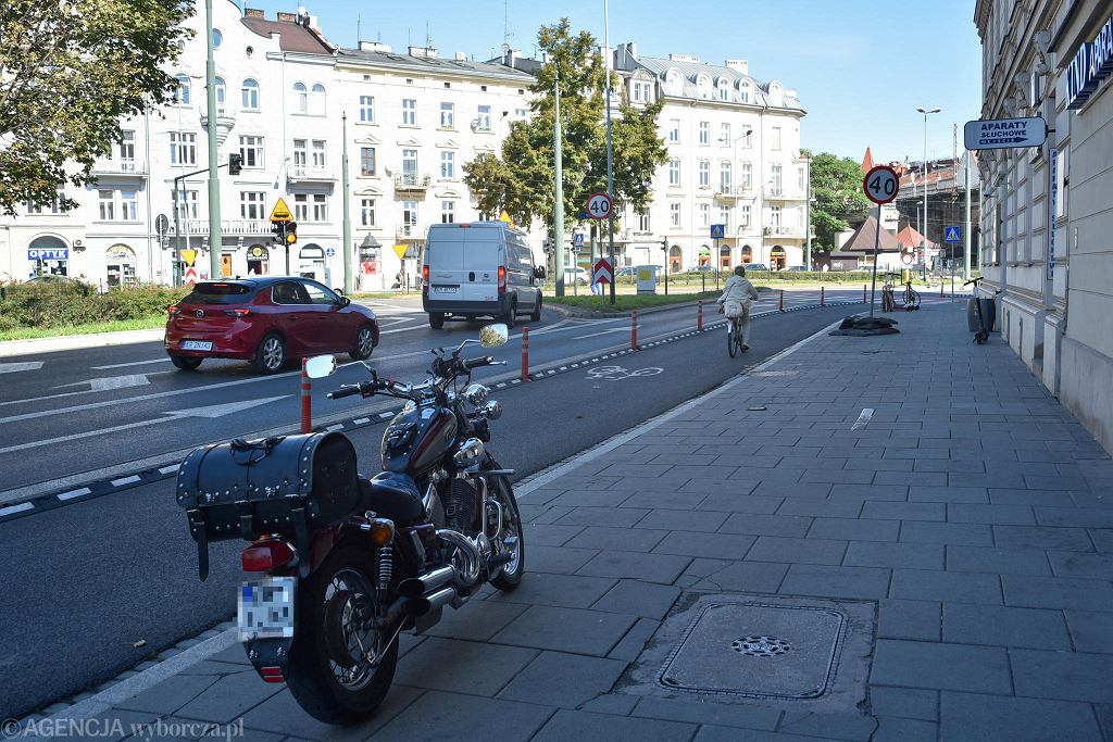 Можно ли парковать мотоциклы на тротуаре? Только при определенном условии