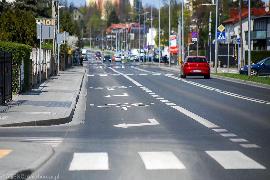 Автобусная полоса превращается в поворотную. Можете ли вы пойти прямо оттуда?
