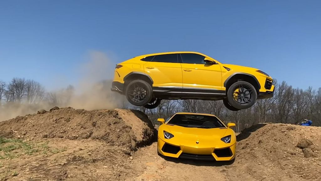 Lamborghini Urus перепрыгивает через Авентадор. Это тот самый мужчина, который перепрыгнул через реку в таране [ВИДЕО]
