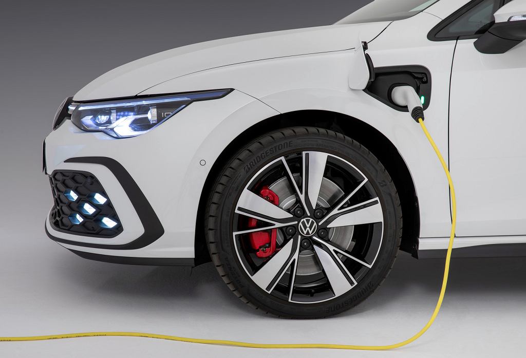 Гибридный VW Golf 8 уже в Польше. Мы знаем цены на Golf eHybrid и GTE.