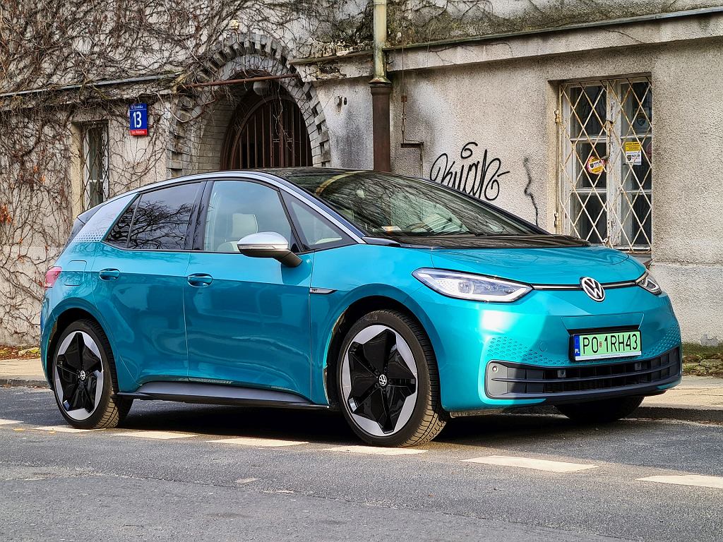 Volkswagen ID3 (2022) - цена, двигатели, комплектации