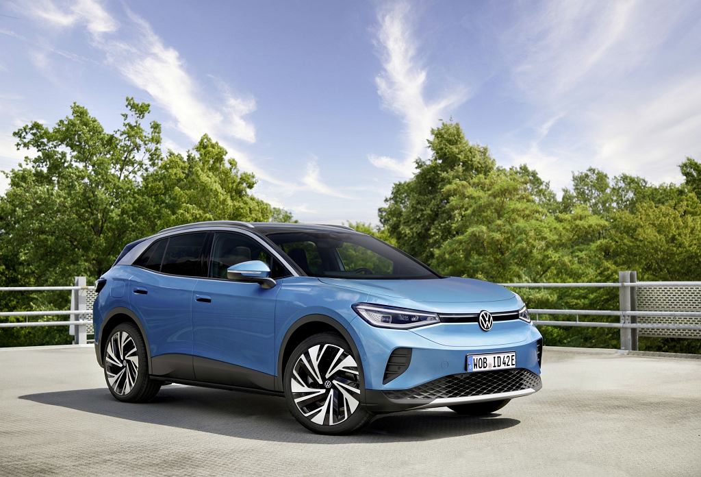 Volkswagen ID.4 поступает в Польшу в новых версиях. Прайс-лист открывается по цене 156 390 злотых.