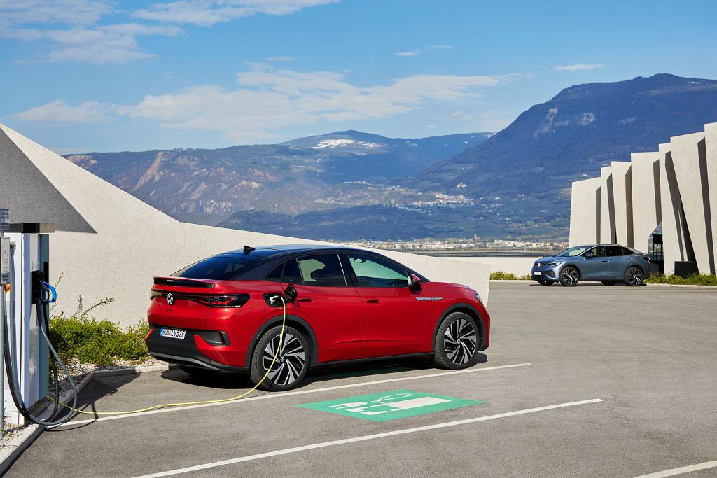 Всего через два года Volkswagen может обогнать Tesla по продажам электромобилей