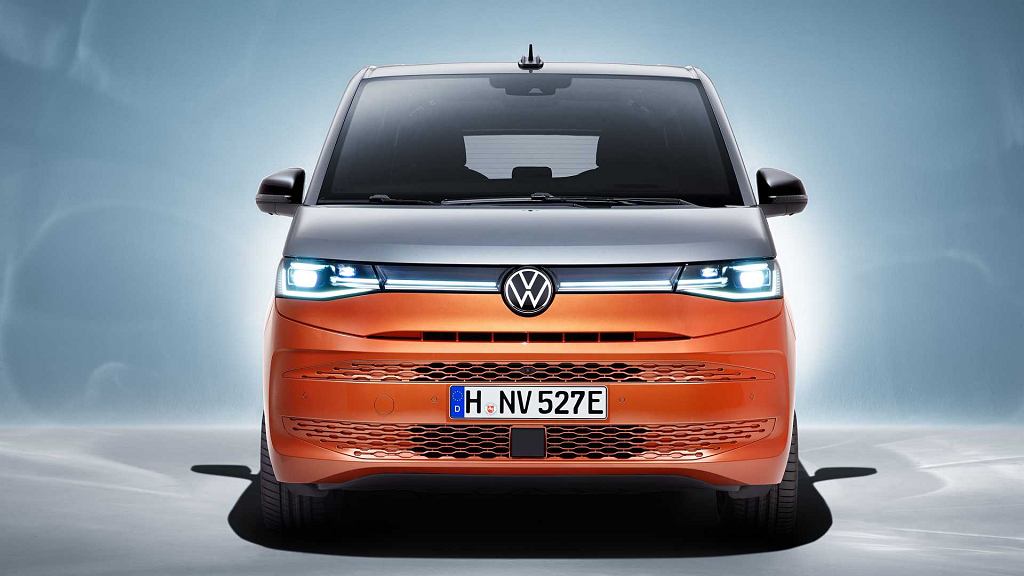 Volkswagen Multivan T7 попался на севере. Новая модель дебютирует в 2021 году.