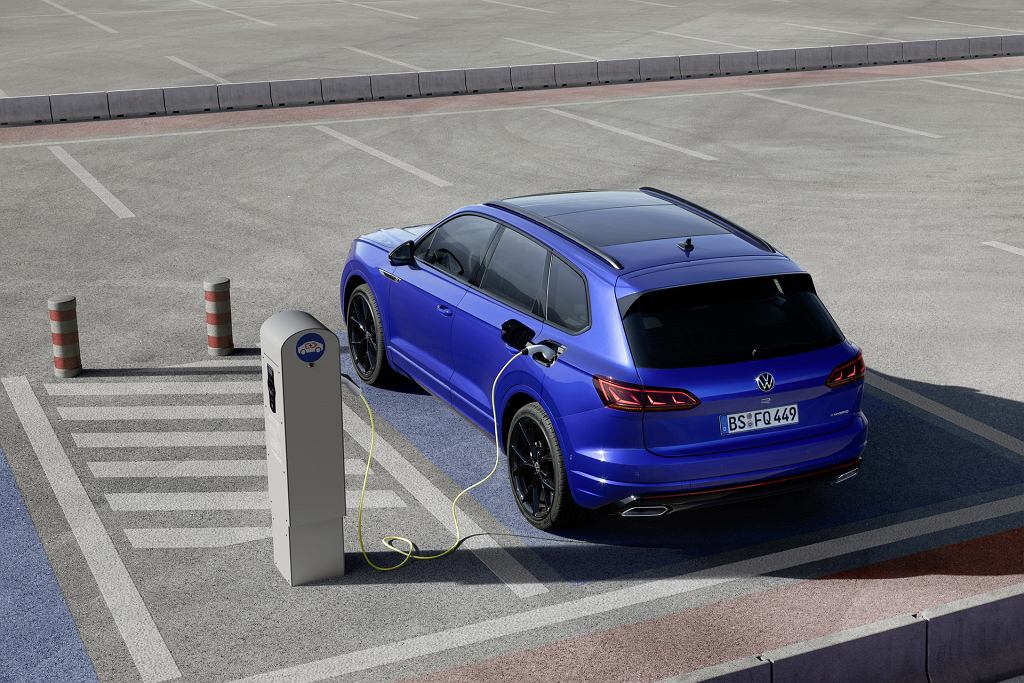 Volkswagen Touareg R — 462-сильный гибрид с V-6 под капотом