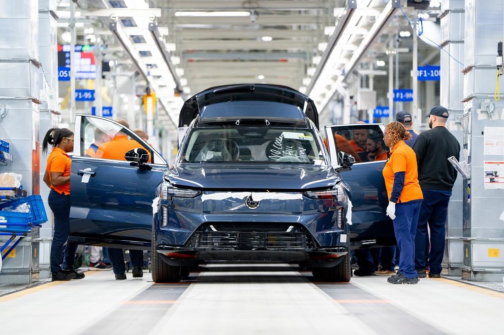 После двухлетней задержки стартовало производство электрического Volvo EX90.