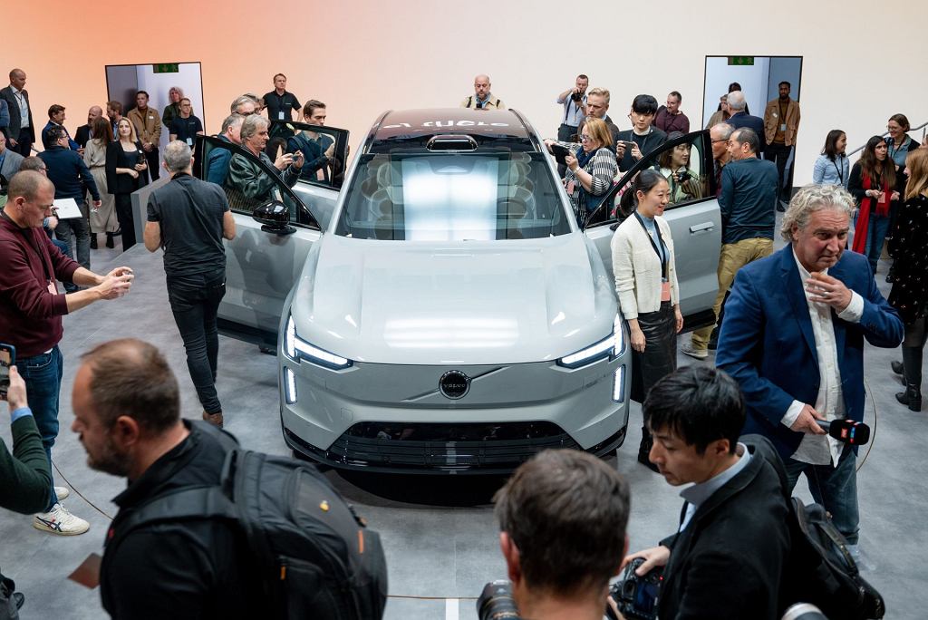 Volvo дразнит фанатов. Размытый силуэт и несколько деталей электрического внедорожника [ВИДЕО]