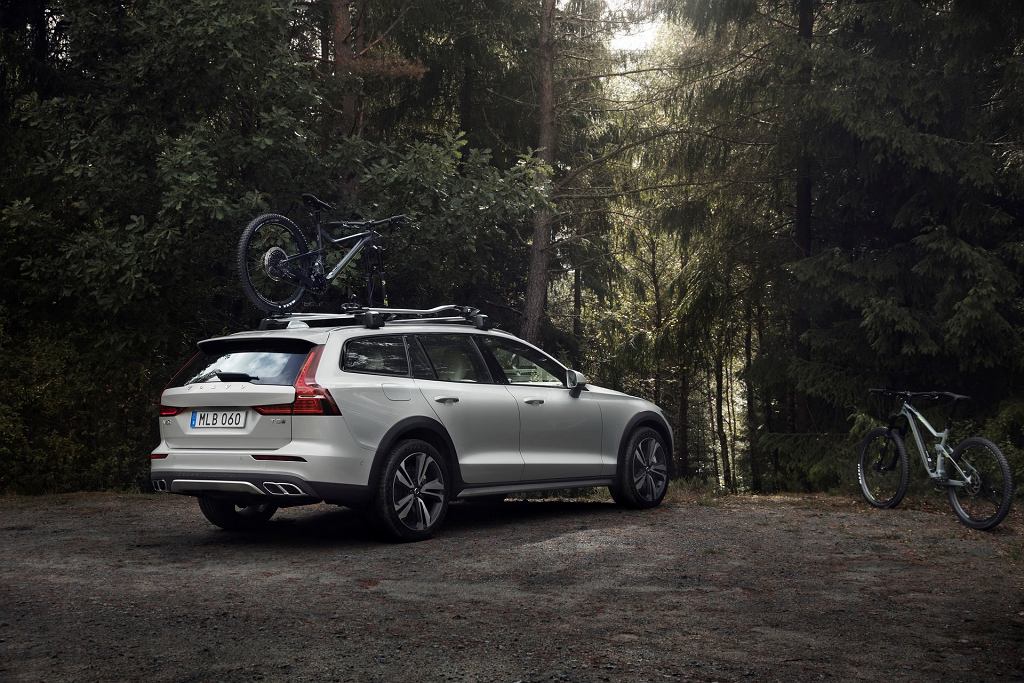 Volvo V60 Cross Country — внедорожный универсал среднего класса, официально