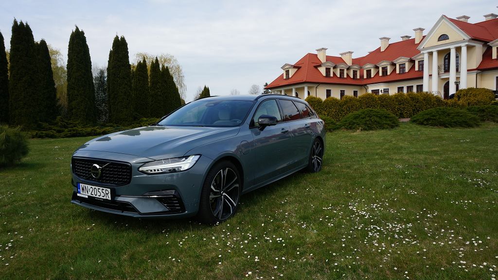 Мнения Moto.pl: Volvo V90 R-Design T8 Recharge eAWD. Папина машина? Т8 вас удивит