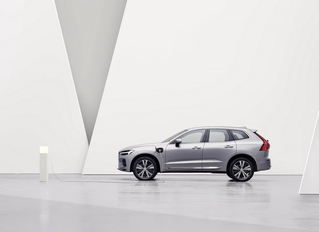 Volvo XC60 подвергся фейслифтингу. Изменения косметические, но внутри можно найти важную новинку.
