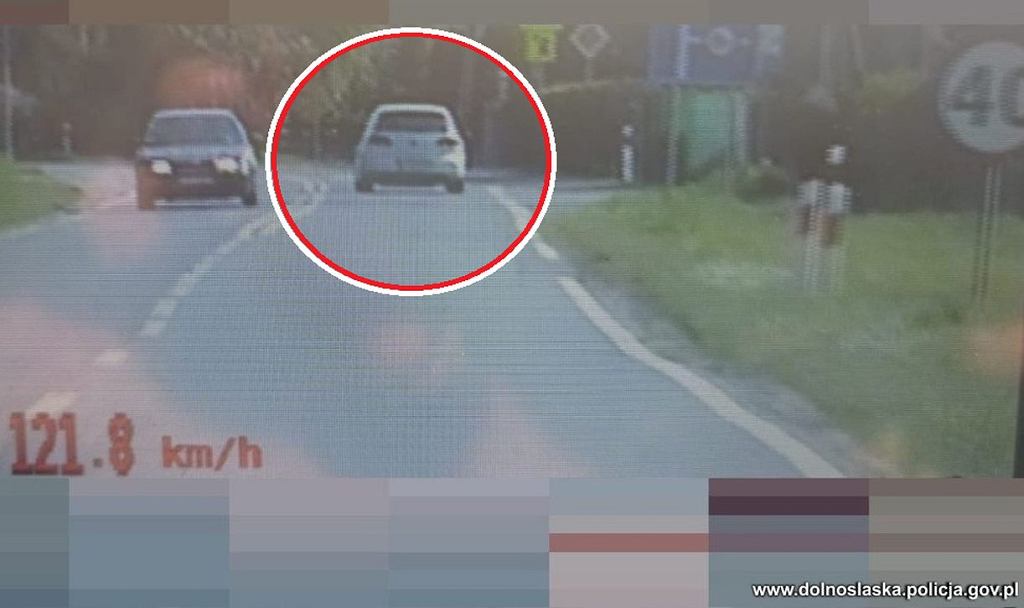 Спидометр показывает 121 км/ч при ограничении скорости 40 км/ч. Водительские права приостановлены на 3 месяца
