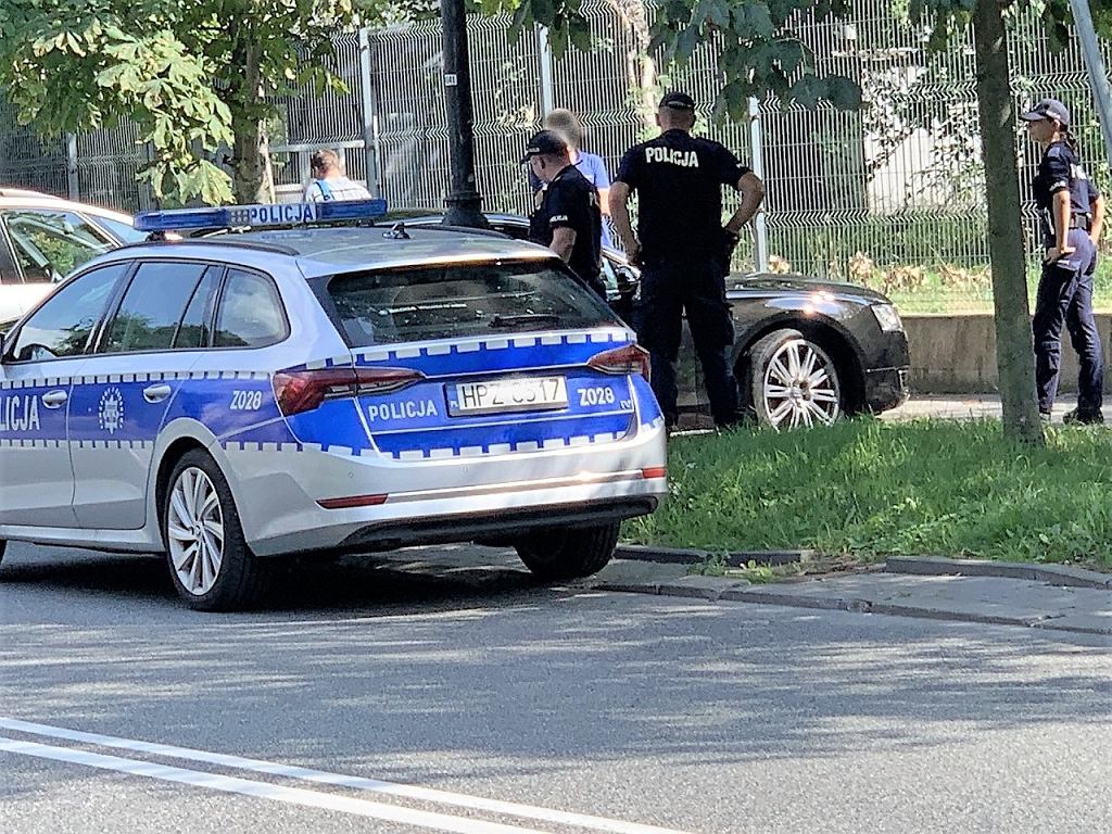 Дерзкая кража в центре Варшавы. Он разбил окно и украл сумку с деньгами