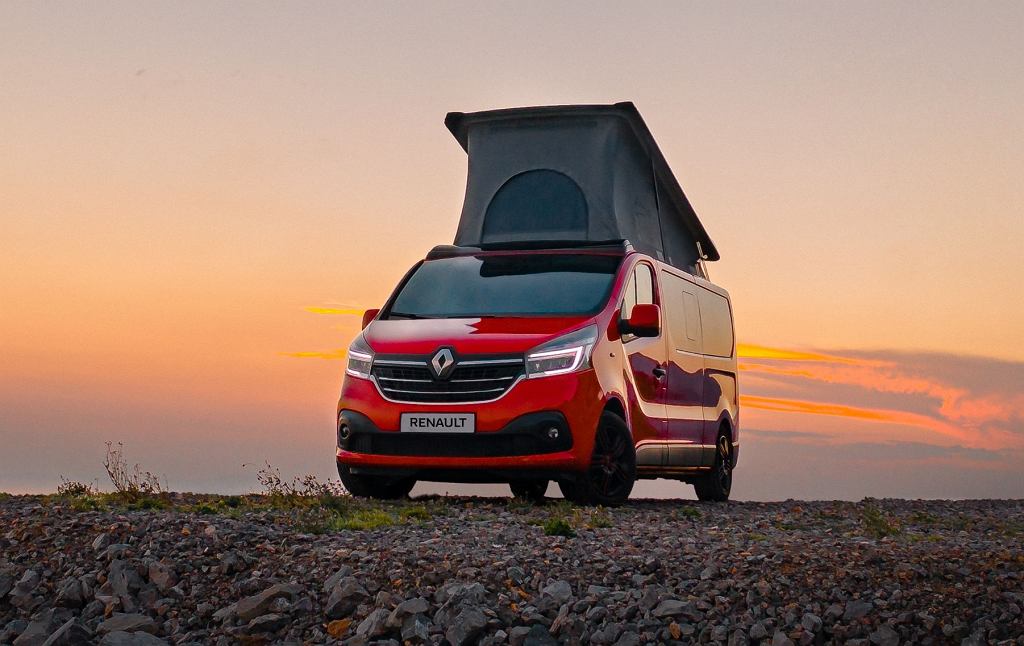 Wavecamper Renault Trafic играет две роли. Шесть человек днем, четверо ночью