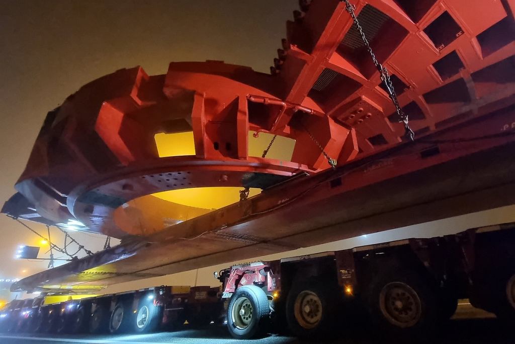 Большая машина TBM уже находится на польских дорогах. Транспорт движется со скоростью 10 км/ч.