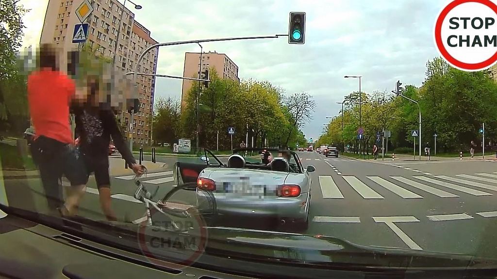 «Викинг от Mazda MX-5» против велосипедиста. Абсурдная драка в центре Варшавы