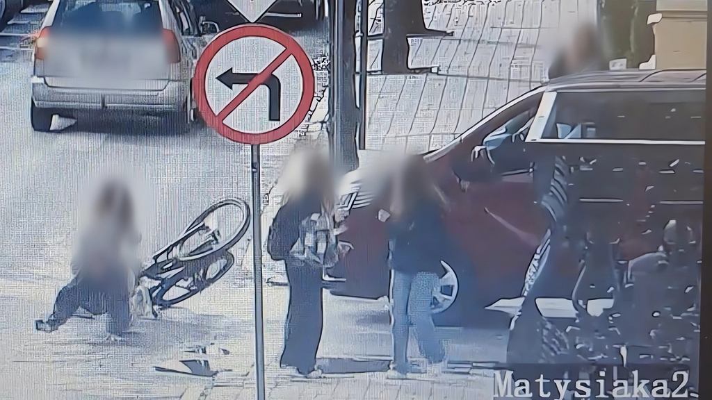 Она ехала перед машиной, держа на руле подругу.