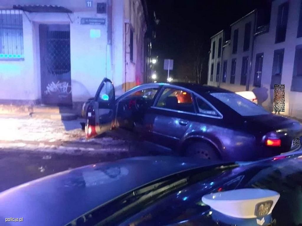Пьяный водитель въехал на Audi в многоквартирный дом. У него не было никаких полномочий. И... он украл топливо