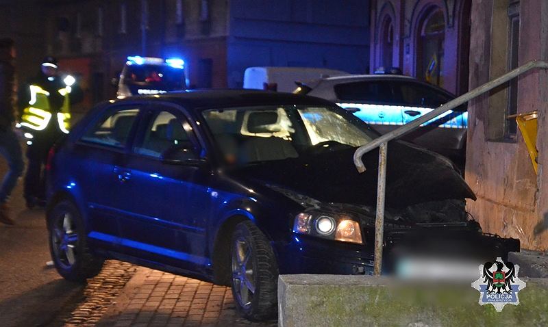 Он сообщил об угоне автомобиля. Ранее он въехал на нем в здание