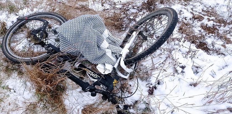 Она въехала на своей машине в 12-летнего велосипедиста. Причина? Неспособность уступить дорогу