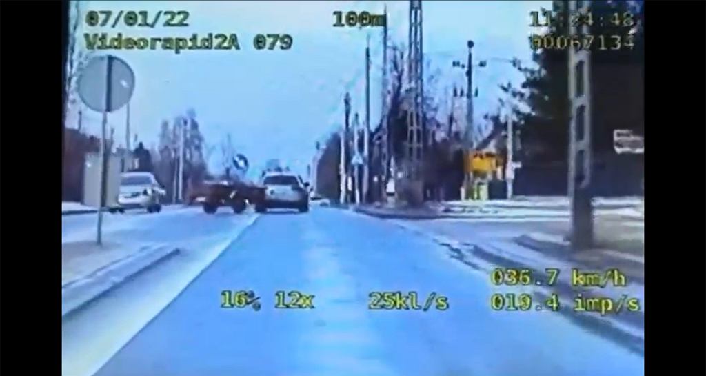 Штраф в размере 1200 злотых за сумасшедшую езду с прицепом в Замбруве. «Он бросает ее, как сатану» [ВИДЕО]