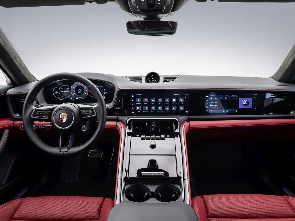 Porsche Panamera с новым интерьером. В приборной панели есть переключатель передач и еще один экран