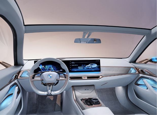 Большие автомобильные экраны на выходе. Вот что говорят BMW и Polestar.