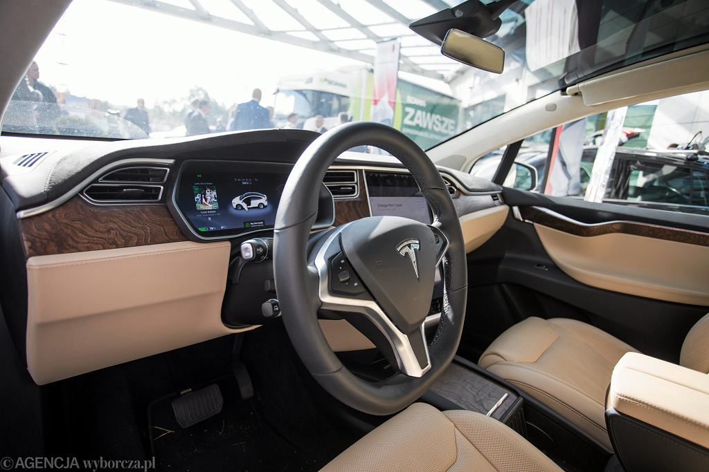 Руль Tesla после пробега 75 тысяч км придется выбросить