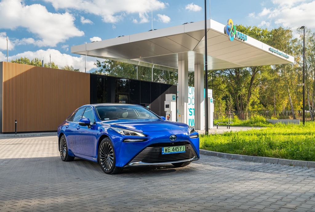 Toyota Mirai в Польше дешевле на 50 000 злотых. злотый. Скидка на автомобили 2022 года выпуска.