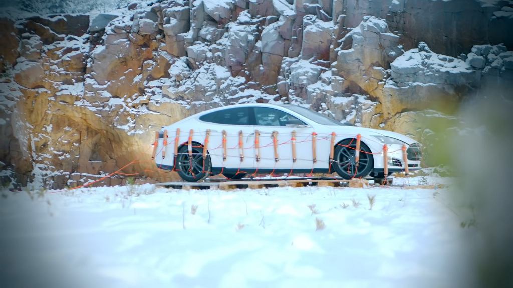 Tesla Model S, марионетка Илона Маска и 30 кг динамита. Видео из Финляндии покоряет YouTube [ВИДЕО]