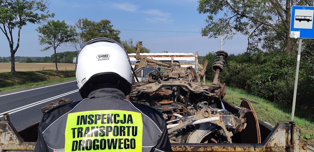 Полосы порезанные ножом, отсутствие техосмотра 4 года и вытекание масла на дорогу. И это только начало контроля...
