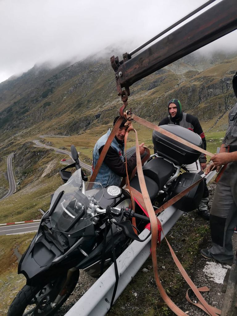 Если бы не барьер, его бы не было в живых. BMW R 1250 GS едва не упал в пропасть