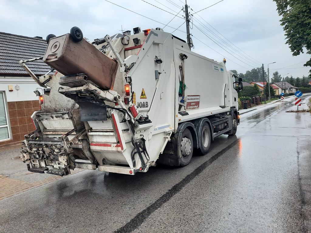 Мусоровоз повредил машину. Водитель не всегда находится в невыгодном положении