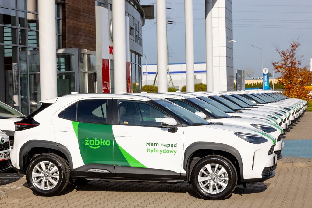 Жабка хочет быть более экологичным. Она купила гибрид Toyota Yaris Cross.
