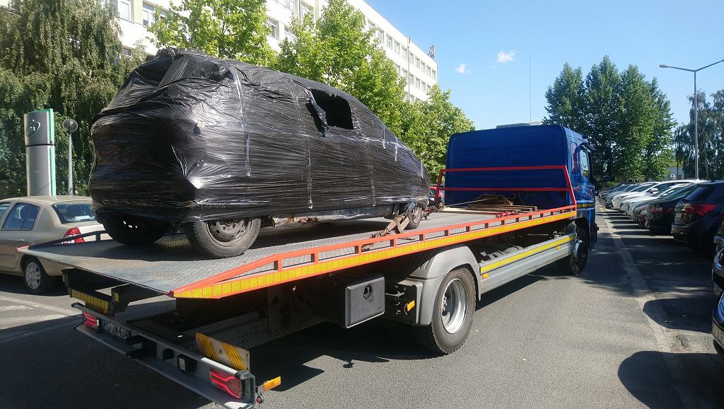 Автомобиль упакован и готов к отправке. Городская стража Познани убирает брошенную машину