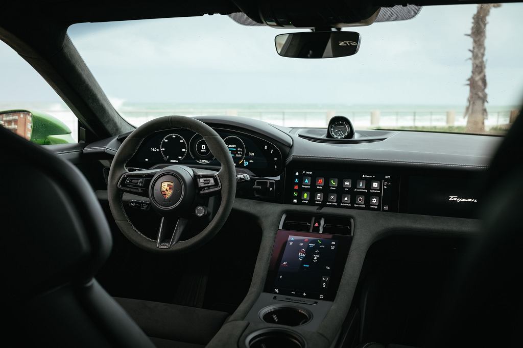 Porsche Taycan с обновлением. Spotify был на борту