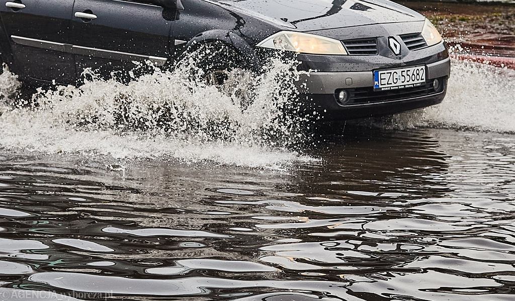 Водитель, наслышанный о гидроударе, избегает глубоких луж, потому что знает, сколько может стоить этот молоток.