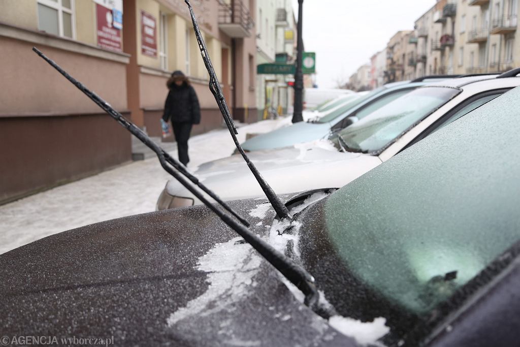 Поцарапано лобовое стекло после зимней уборки снега. Можно ли удалить царапины самостоятельно?