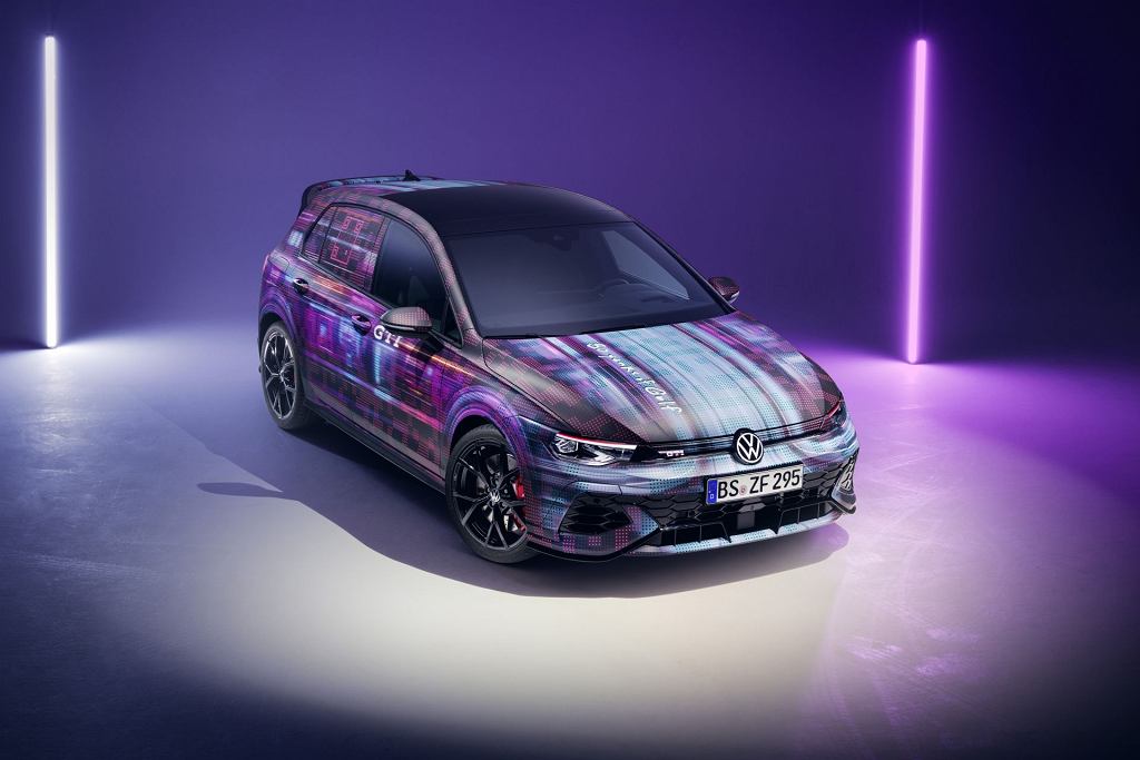 Volkswagen Golf GTI после рестайлинга. Тело замаскировано, но внутри нет секретов