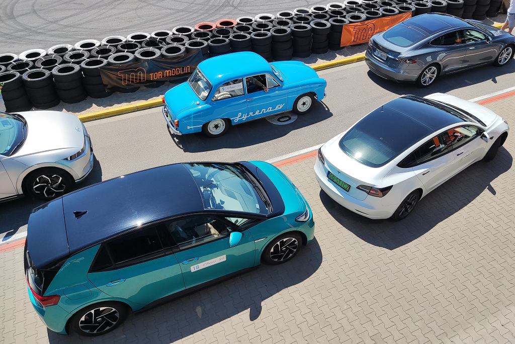Вместо рева моторов только визг шин. EV Experience, то есть эти автомобили участвуют в гонках на электричестве.