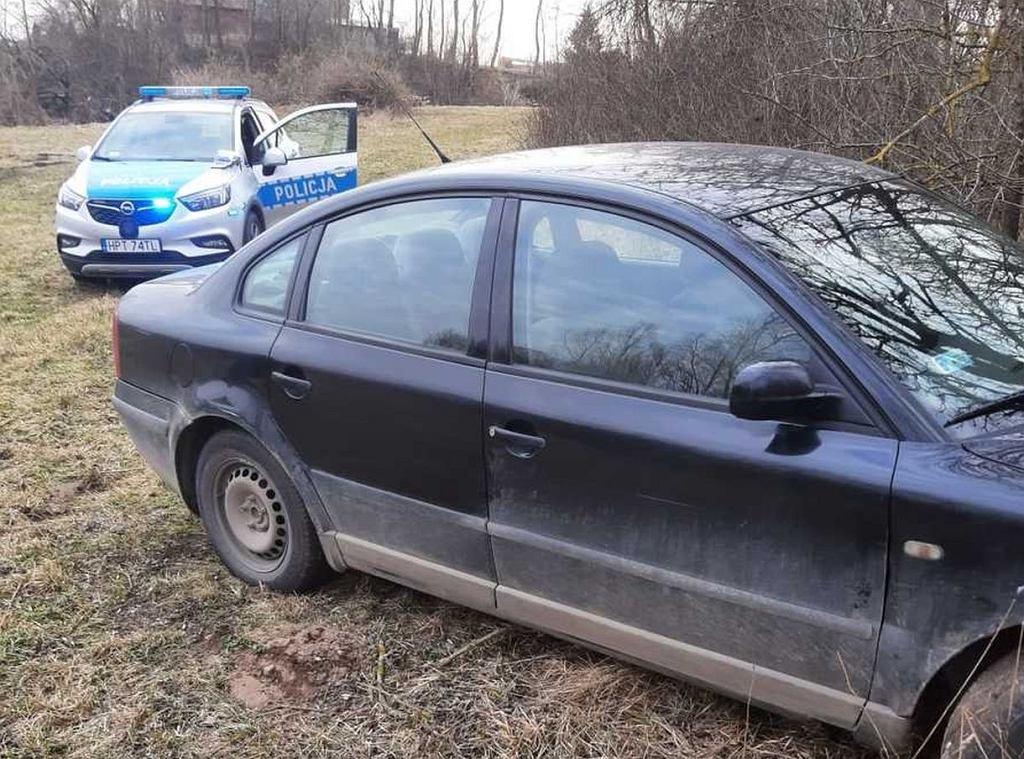 Он вел машину в нетрезвом виде, ему запрещено управлять автомобилем. Пойман дважды, день за днем