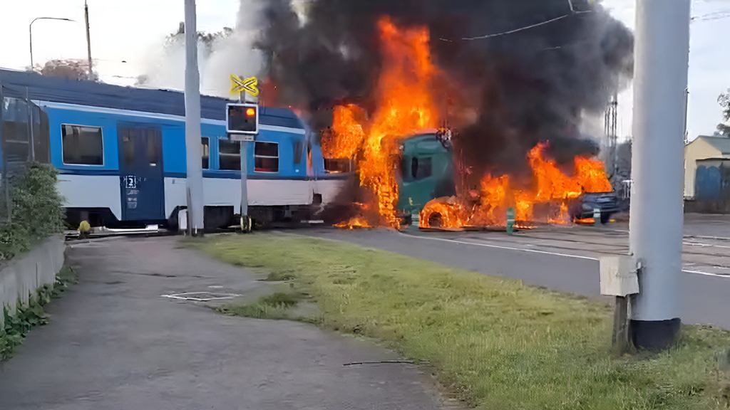 Польский грузовик выехал на путь поезда в Чехии. Произошел пожар, есть пострадавшие