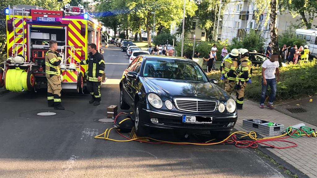 Трехлетний ребенок отпустил ручник. Автомобиль смертельно сбил мужчину