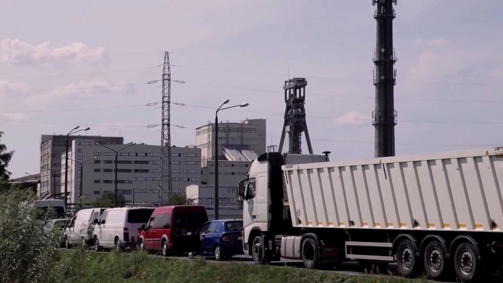 Они спят в машинах и неделю ждут в очереди за углем. Очереди возле Богданки уже показали в мировых СМИ