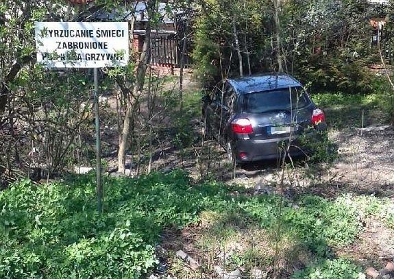 Она сообщила о краже и получила штраф. Машина закатилась в кусты, потому что забыла затормозить