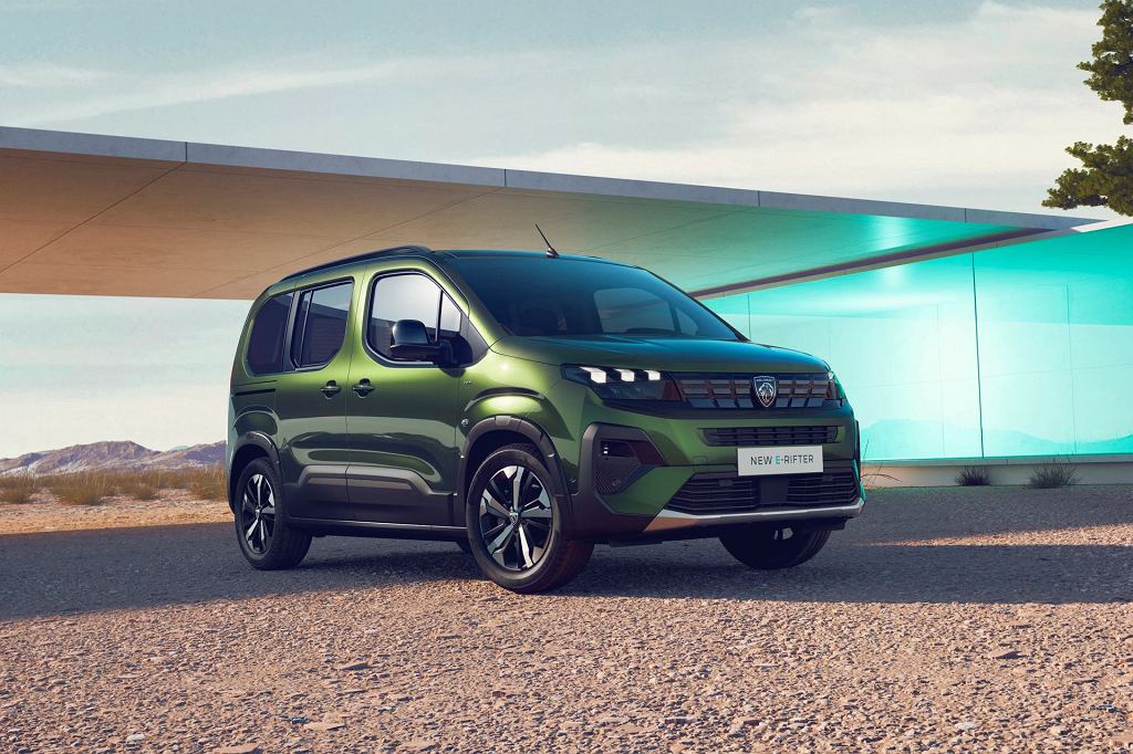 Peugeot e-Rifter выглядит иначе. Обновленный Комбивэн проедет больше километров
