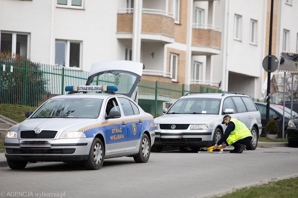 Он не поехал в отпуск, потому что три года назад припарковал не ту машину. Из аэропорта его отвезли прямо в тюрьму
