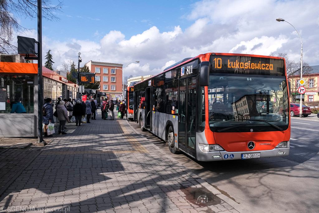У кого приоритет: выезжающий с остановки автобус или вы едете по дороге?