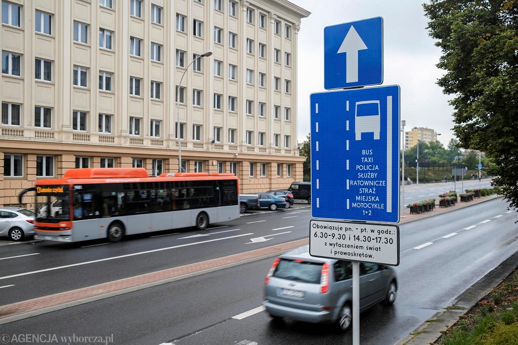 Автобусные полосы работают только в определенные часы. Верно, но должен быть дополнительный знак