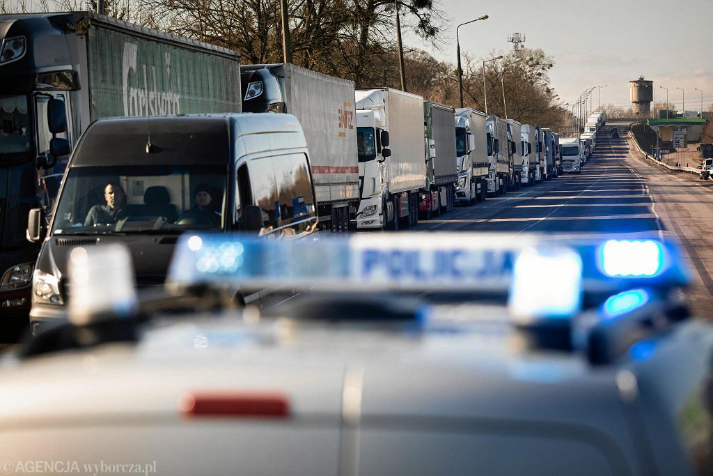 Можно ли обогнать машину скорой помощи? А что насчет петухов?